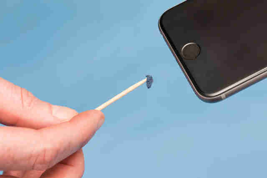   Nettoyer le port de chargement de l'iPhone à l'aide d'un cure-dent
